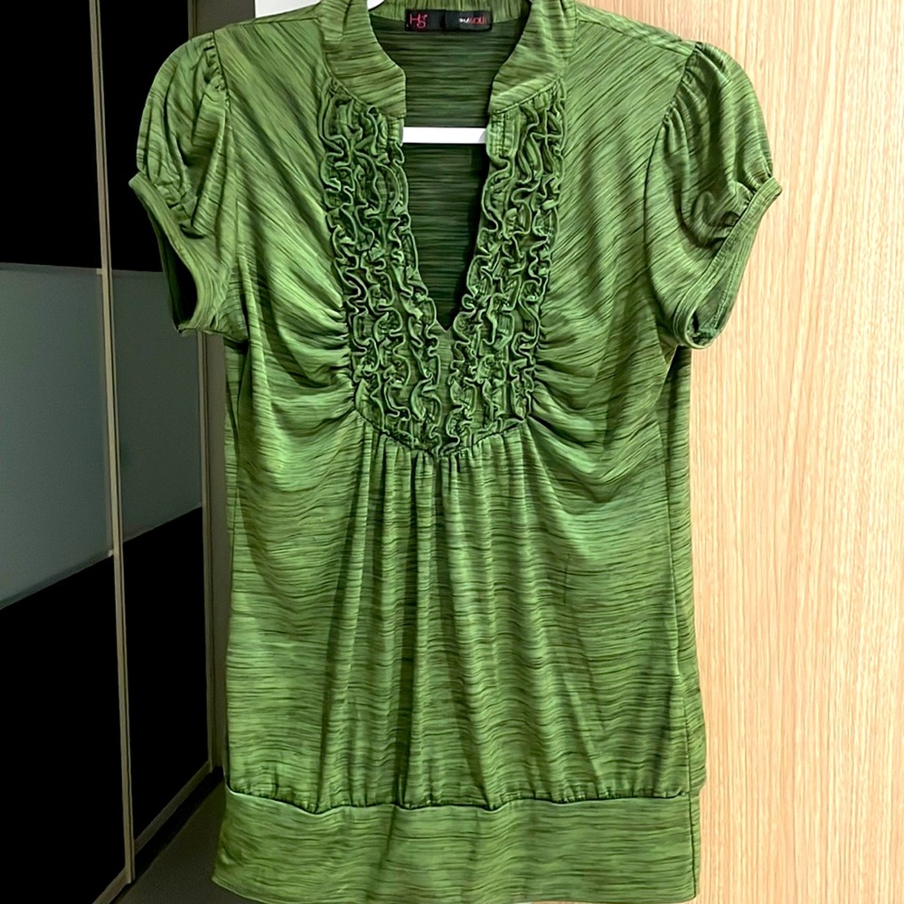Sexy HS emerald green shirt deep v neck roughed front sz L flattering
